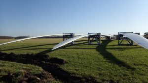 Onderdeel van windturbine in een weiland