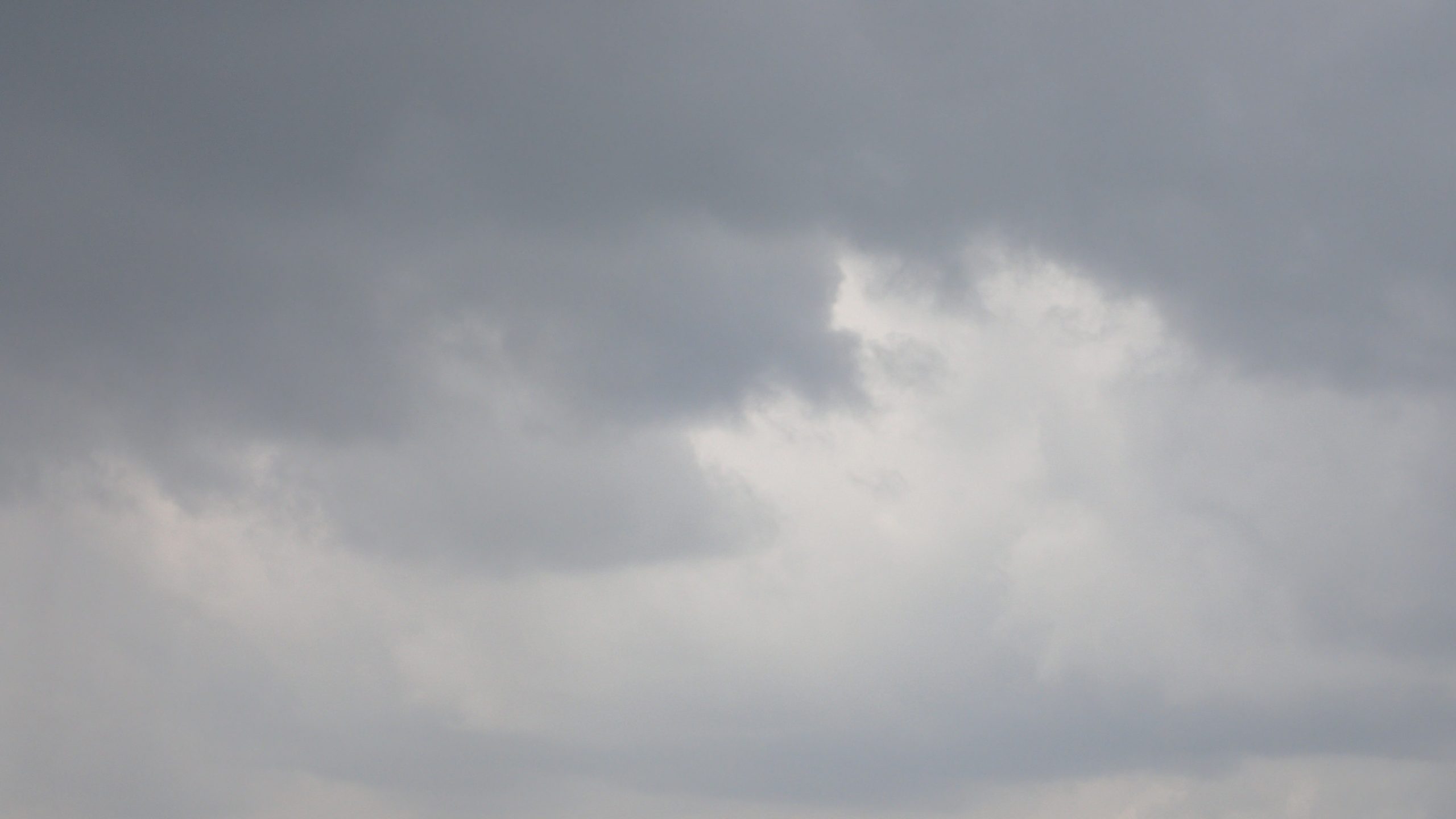 Grijs uitziende wolken in de lucht, dreigend met regen en wellicht onweer?