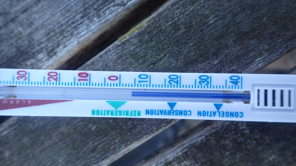 Thermometer geeft aan: -4 graden celcius.